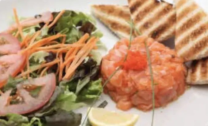 Tartare de saumon et à l’aneth (saumon fumé, saumon cru)