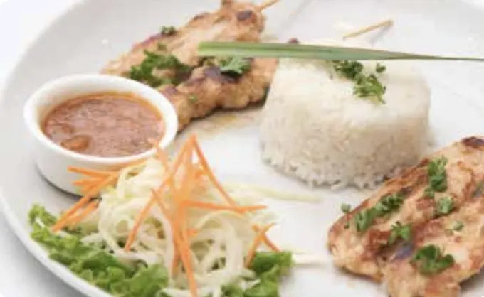 Brochettes thaï (poulet, bœuf) à la sauce citronelle et cacahuètes