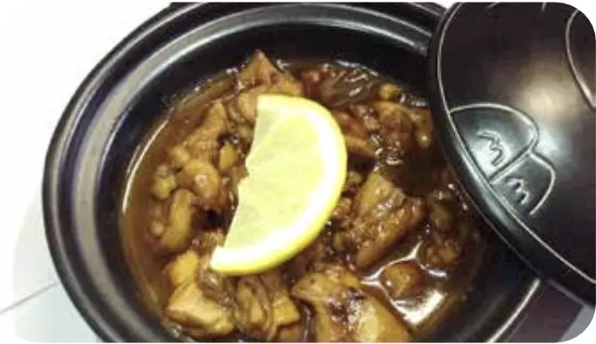 Poulet caramelisé au miel avec le riz nature