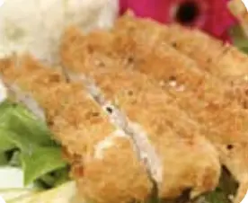 Soupe, salade, poulet croustillant avec du riz